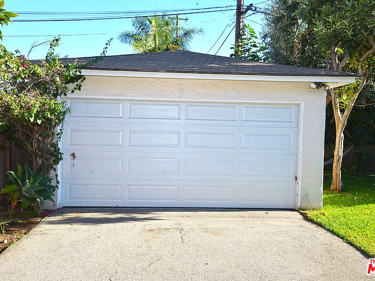 12944 Haynes St — Photo 38