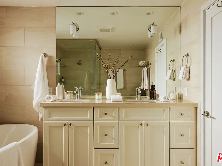 1744 N Doheny Dr — Photo 15