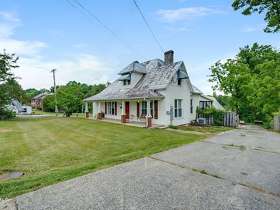 3rd image of 1404 Skyline Dr