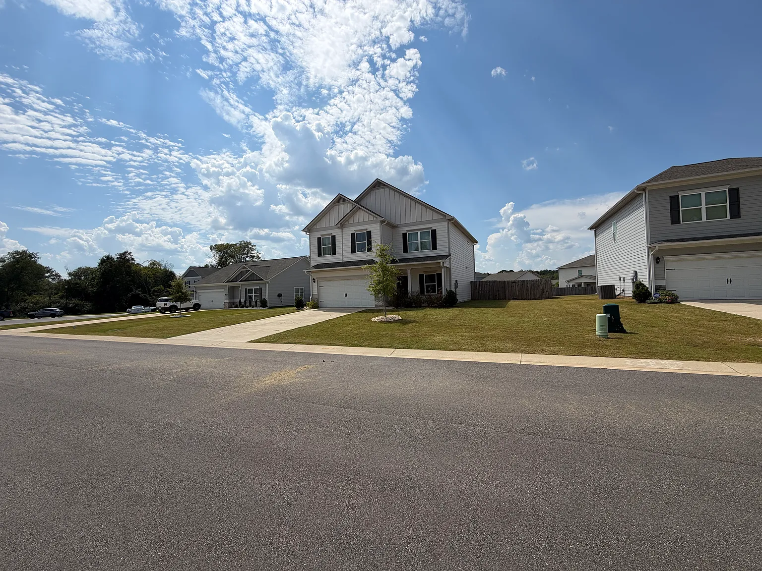 4 bed, 2.5 bath, 2565 sqft, $2,600 — Photo 3