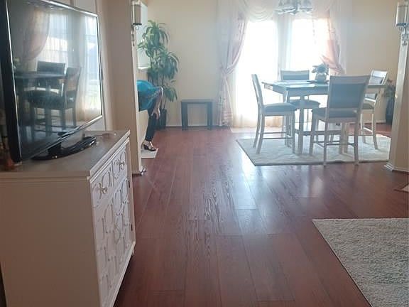 3rd image of 2050 Greencrest Dr