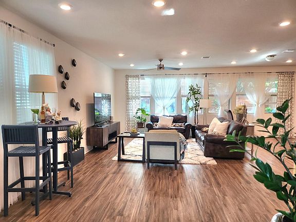 Living room, fully furnished