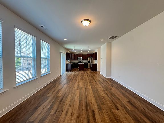 5th image of 247 Dando St
