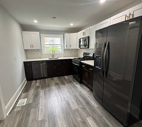 4th image of 2037 E Cumberland St