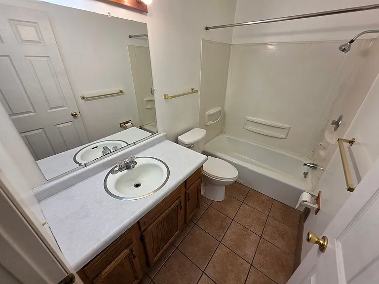 2805 Thomas Dr — Photo 10