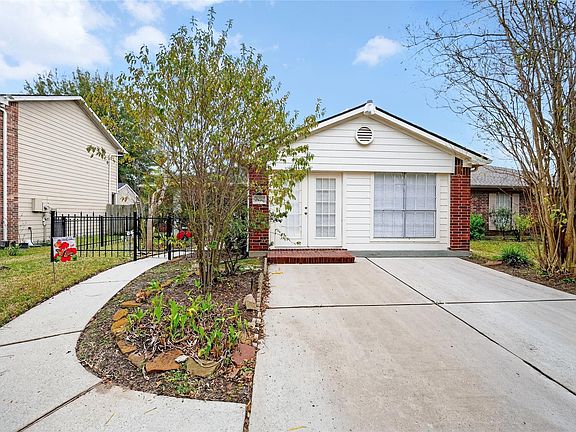 3rd image of 2135 Falling Oaks Rd