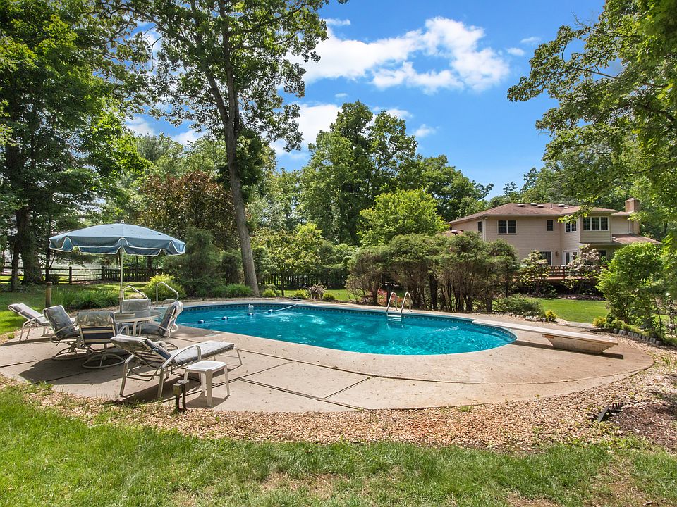 Look at that pool, gorgeous