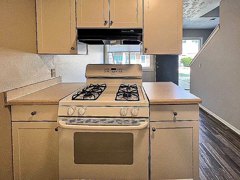 2 bedroom updated- 893 sqft