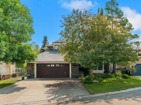 35 NW Strasbourg Bay SW, Calgary, AB T3H 1Y3