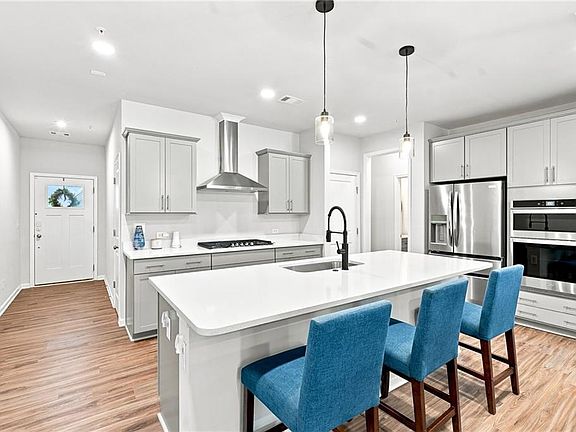 3rd image of 604 Spadina Rd