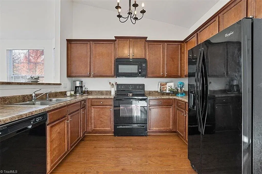 3 bed, 1280 sqft, $1,800 — Photo 4