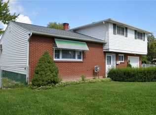 4 Sudbury Ln, Williamsville, NY 14221