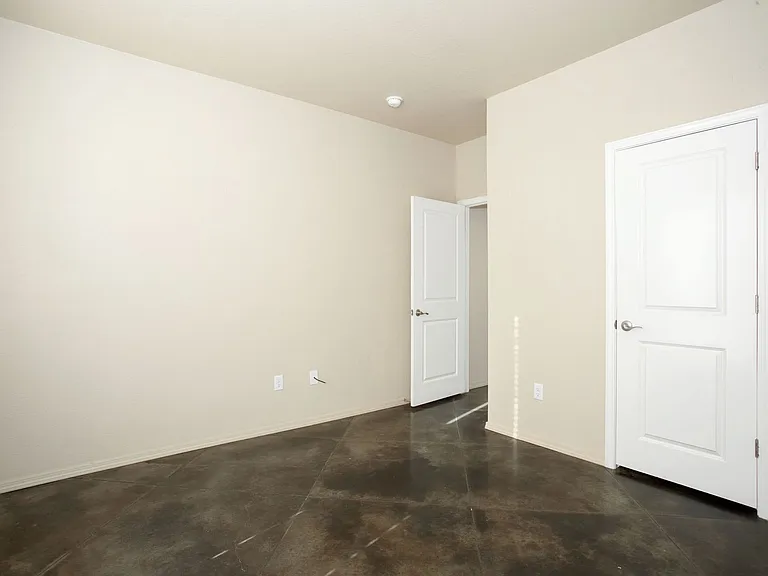 4600 Gloster St — Photo 14