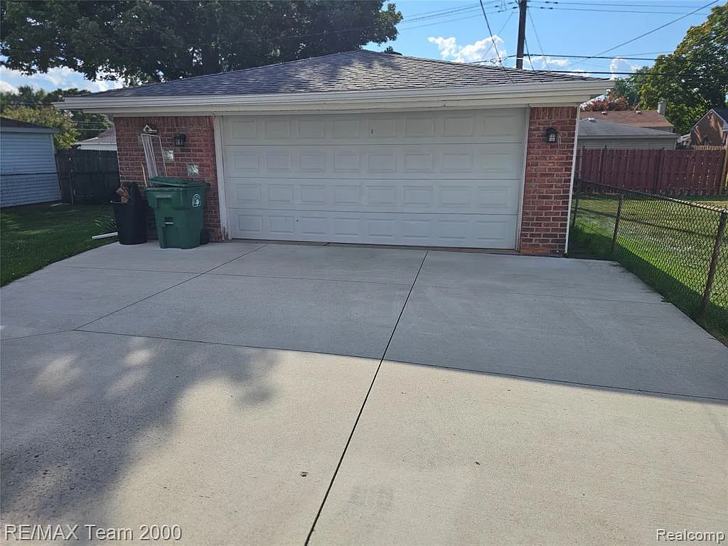 3 bed, 2.0 bath, 1700 sqft, $1,950 — Photo 3