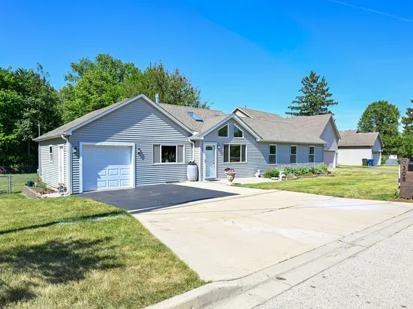 308 Beach Dr, Algonquin, IL 60102