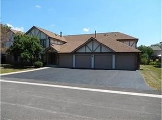 932 Surrey Dr APT 2B, Schaumburg, IL 60193