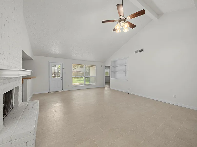 13815 Grosvenor St — Photo 5