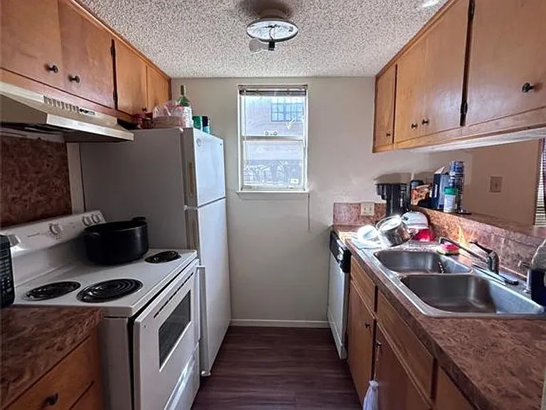 911 W 22nd 1/2 St #C — Photo 5