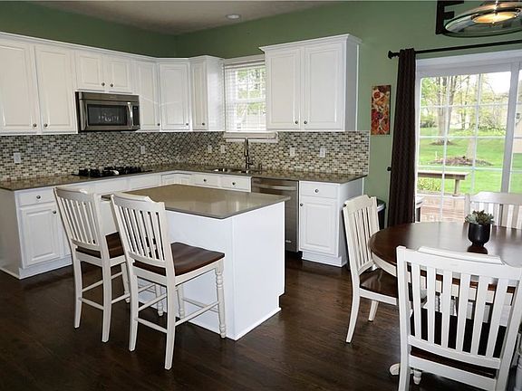 4th image of 8835 Chaucer Blvd