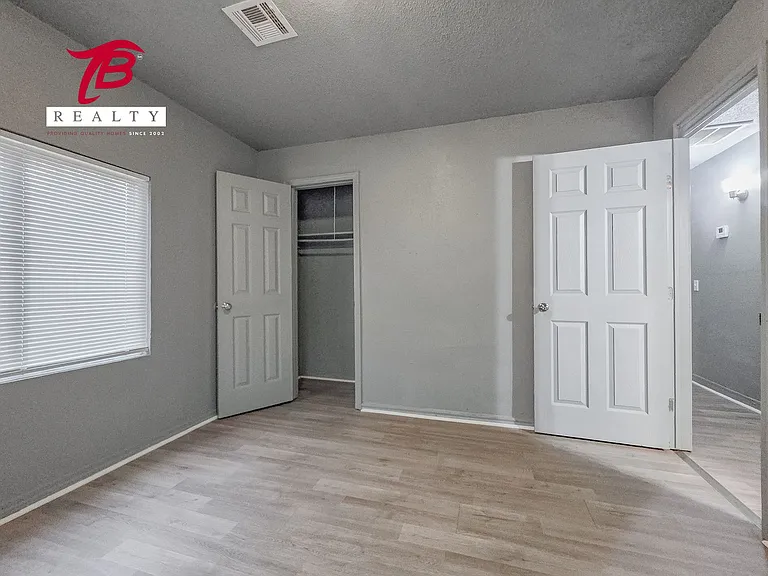 2320 NE 20th St — Photo 20