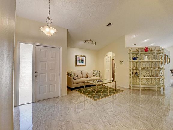 5th image of 10460 Lexington Cir S