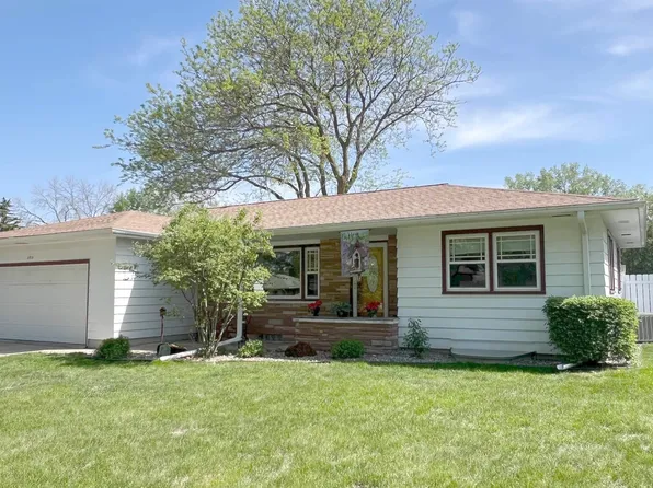1715 Hillcrest Dr, Mason City, IA 50401