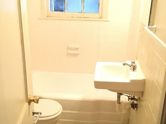 5th image of 2127 Chesapeake Dr APT A3