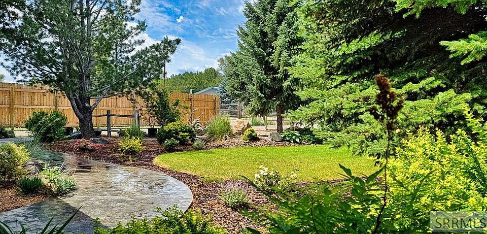 1st image of 8 Goodman Ln