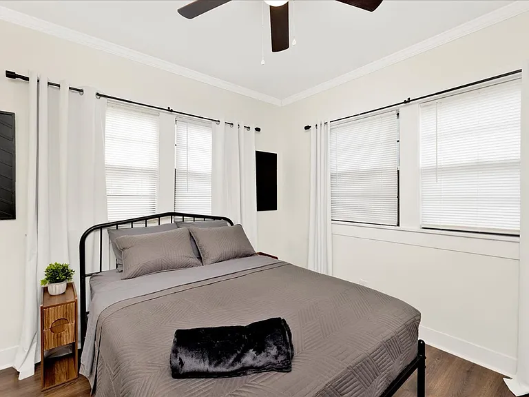 +2nd Bedroom
+Queen bed
+32" TV