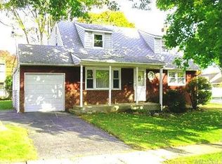 37 W Oak St, Farmingdale, NY