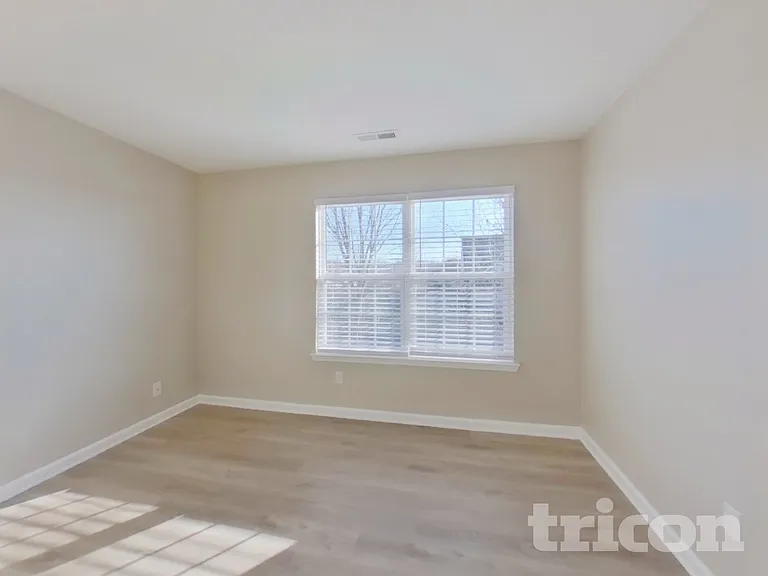 1402 Weston Ln — Photo 11