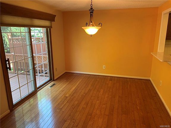 5th image of 8 N Hill Dr