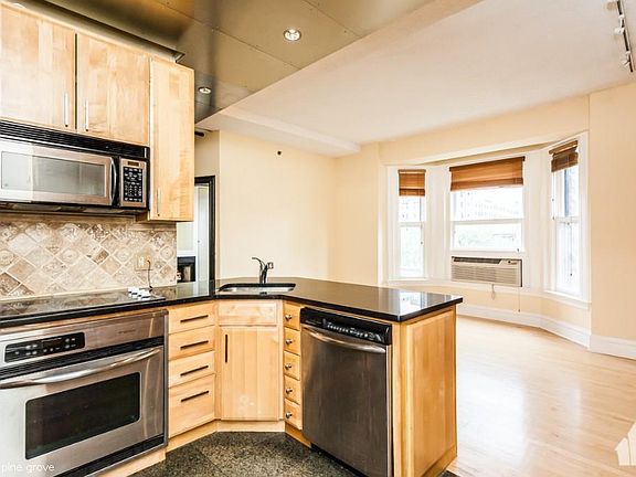 3rd image of 2800 N Pine Grove Ave #512