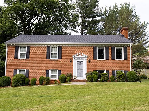 4th image of 1702 Heritage Cir