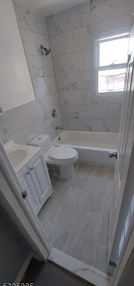16 Silkman Pl #2B — Photo 5