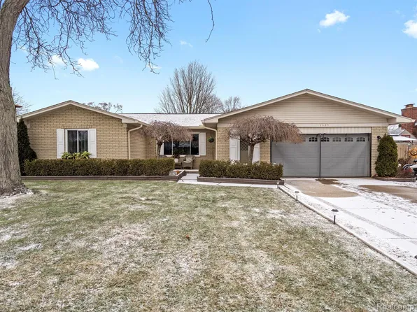 18625 Beatrice St, Clinton Township, MI 48036