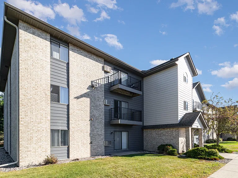 Hutchinson, MN Deer Park Apartments | Exterior