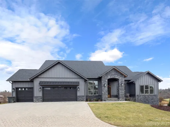 627 Daniel Circle Dr, Mills River, NC 28759