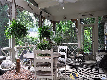 Screened in porch off breakfast room