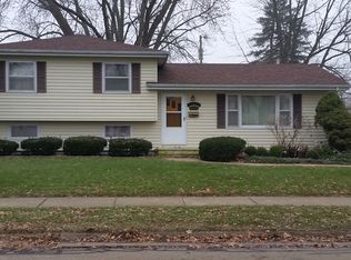 1305 Long Ct, Sterling, IL 61081