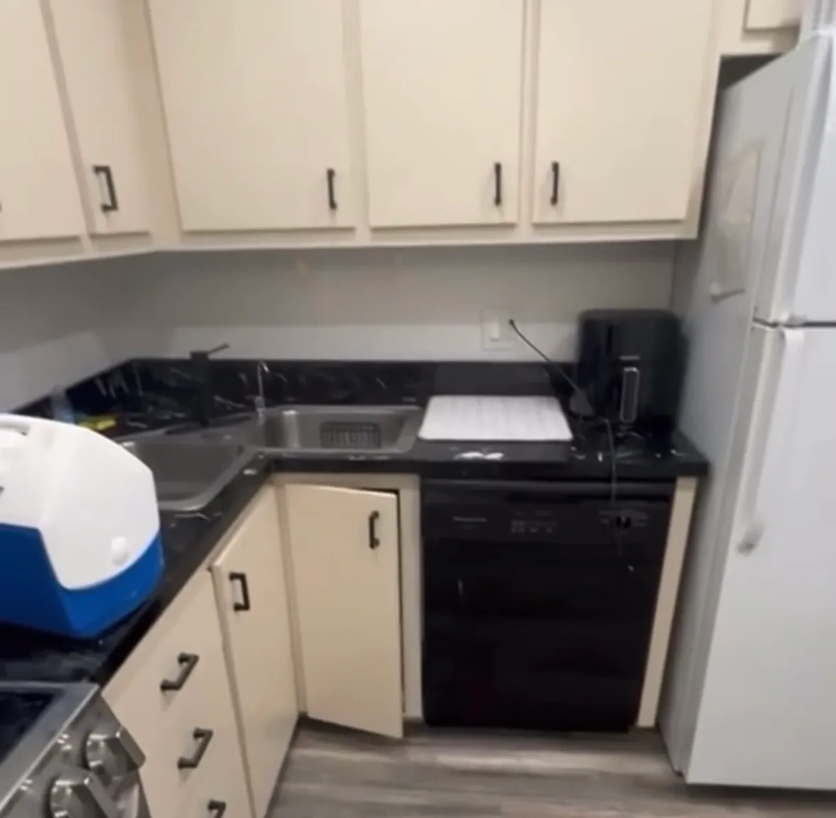 424 N Riverside Dr — Photo 2
