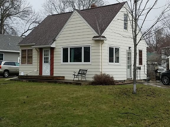 3rd image of 927 E 3rd St