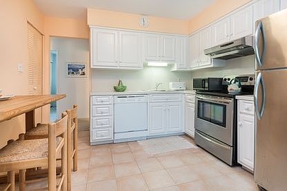 4th image of 10 Leland Ln Unit 25