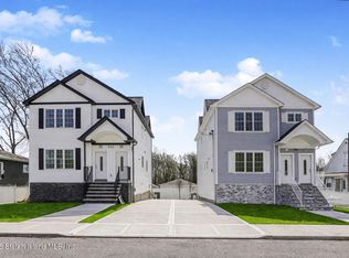 552 Drumgoole Rd E, Staten Island, NY