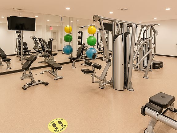 3rd image of 24520 Grand Central Pkwy APT 6L