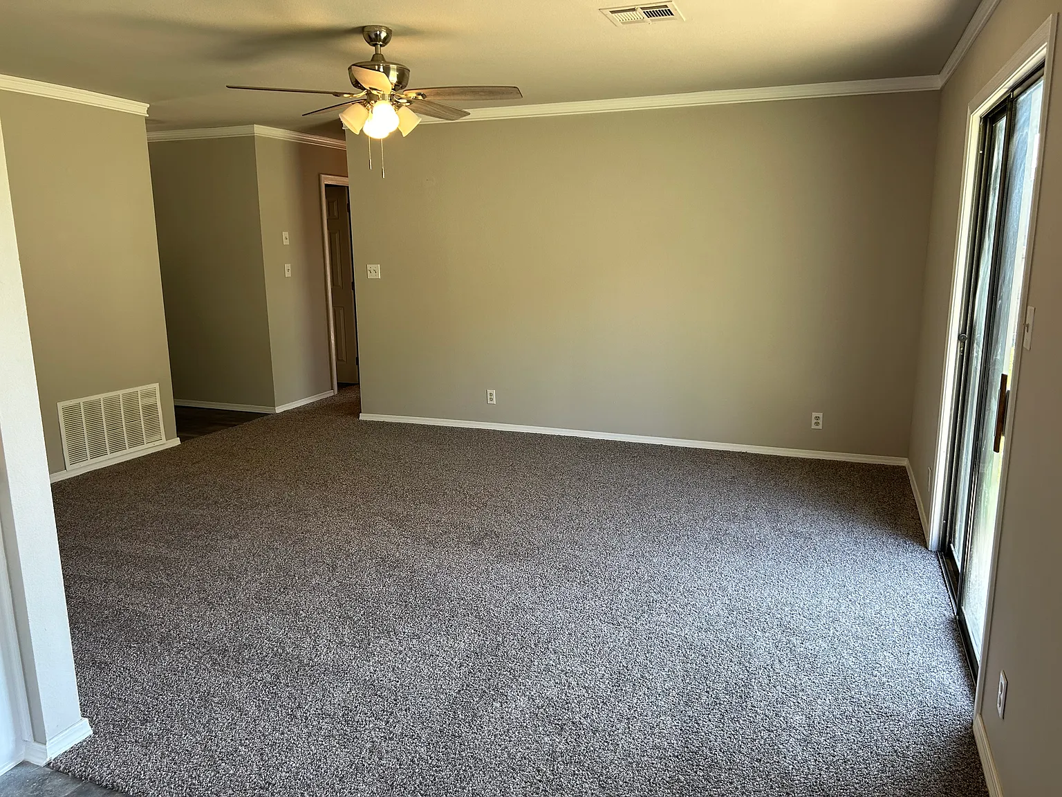 3 bed, 1.5 bath, 1179 sqft, $1,500 — Photo 3