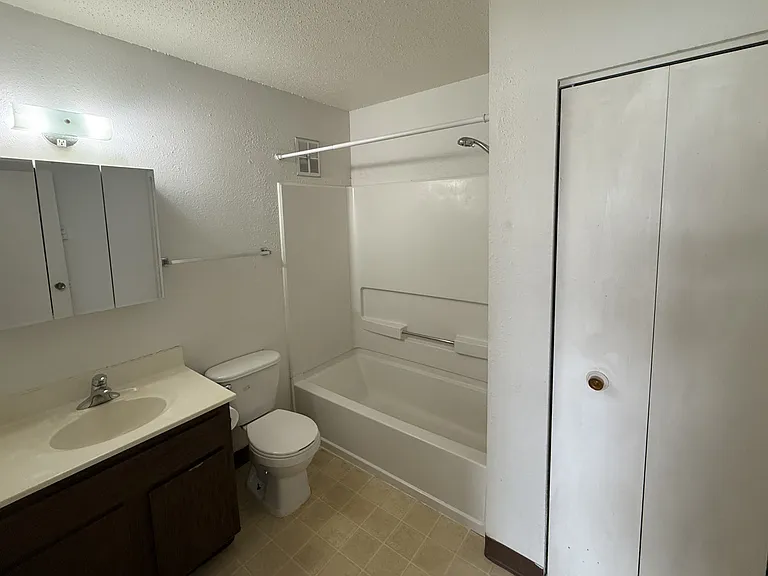1105 N Main St — Photo 7