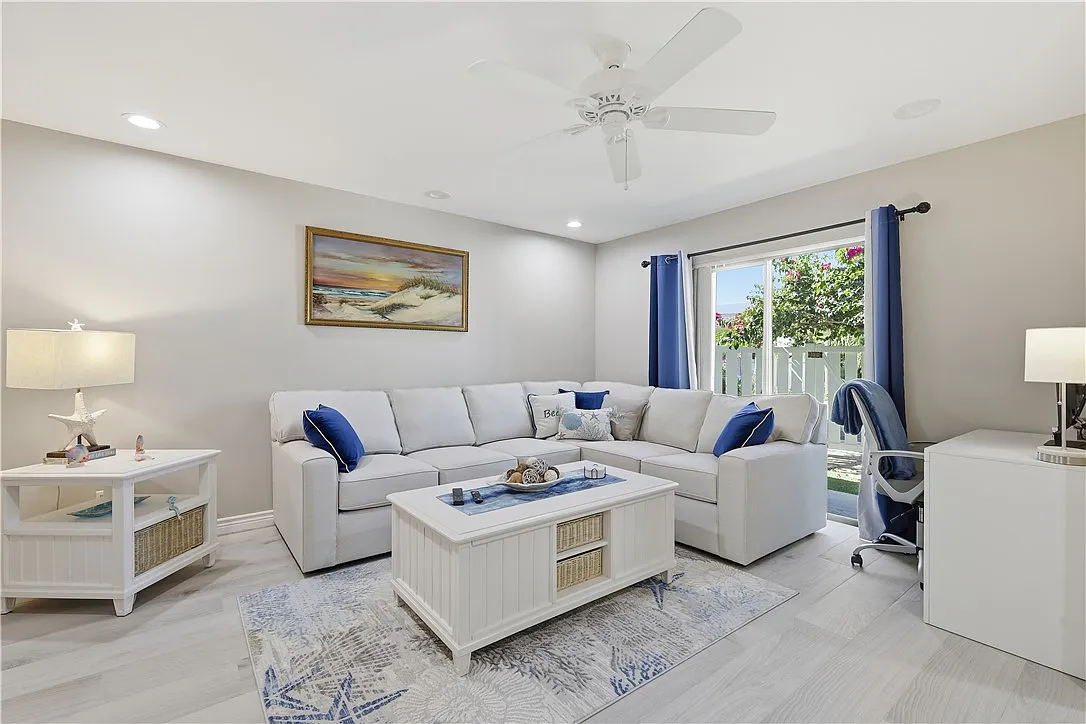 Building Photo - 4019 Silver Palm Dr #8
