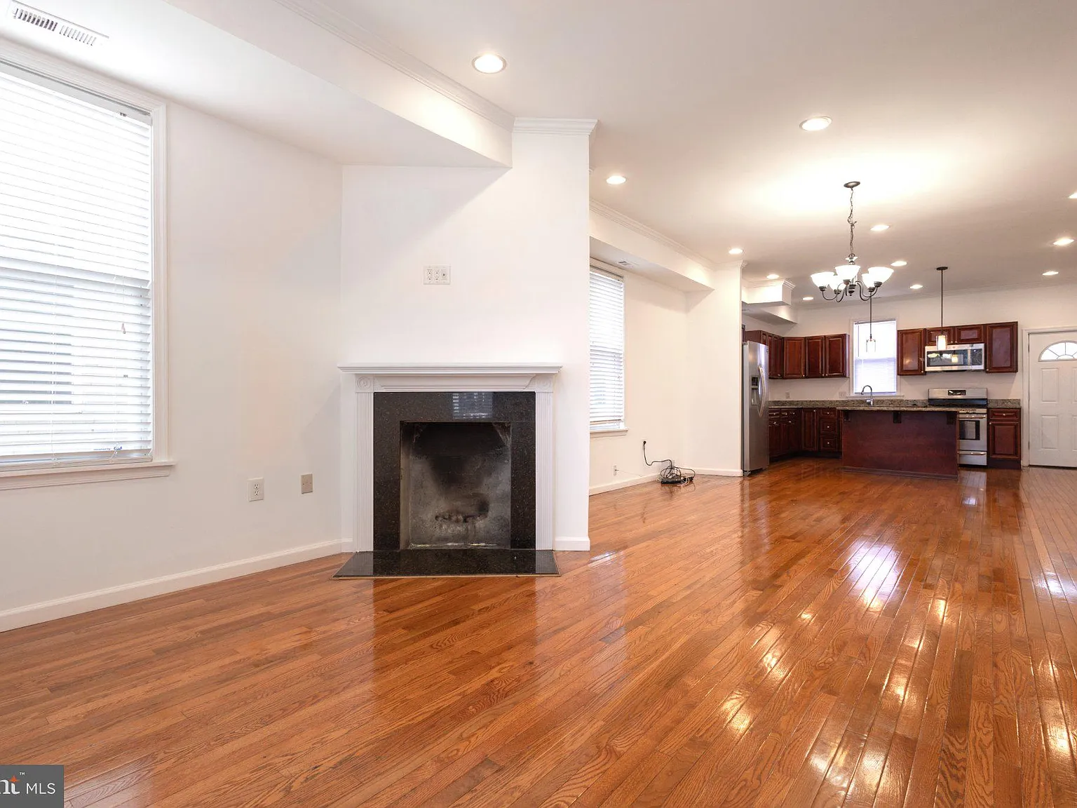 3 bed, 2.5 bath, 1360 sqft, $3,500 — Photo 4