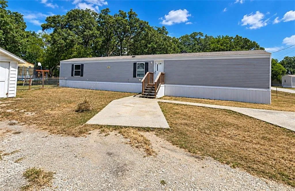 3 bed, 1064 sqft, $1,200 — Photo 1